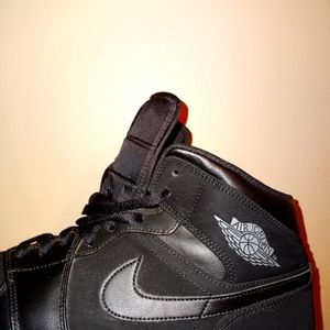 Air Jordan 1 Mid Black